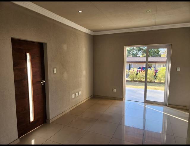 2 BEDROOM FLAT TO LET IN WENDYWOOD